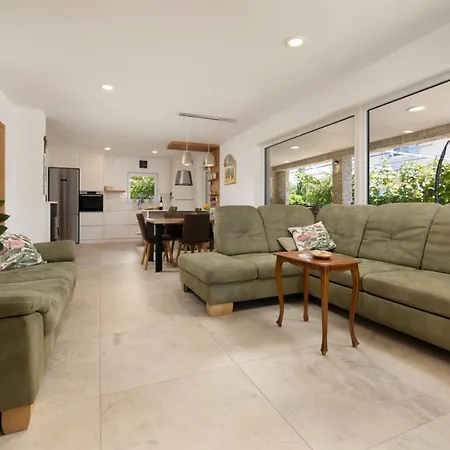 וילה Divina Milohnici